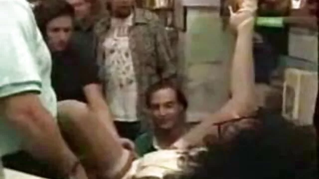 彼女の水着を脱ぐことなく、ビーチで遊ぶ 女性 の 為 の エッチ な 動画