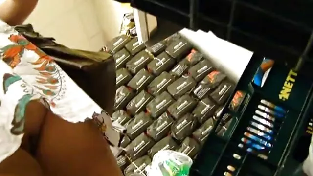 私の母は熱いワックスで彼女の息子を燃やしました。 女性 向け エッチ 動画