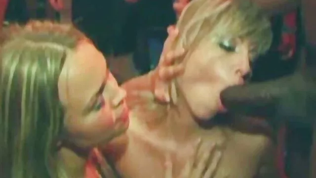 食べ物を飲み込む黒の女性と白のガールフレンド 女性 向け エッチ な 無料 動画